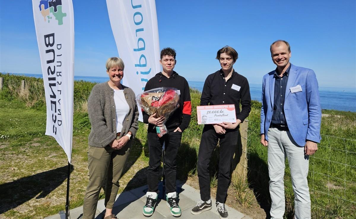 Receiving the August Kroghs Erhvervspris from the mayor of Norddjurs